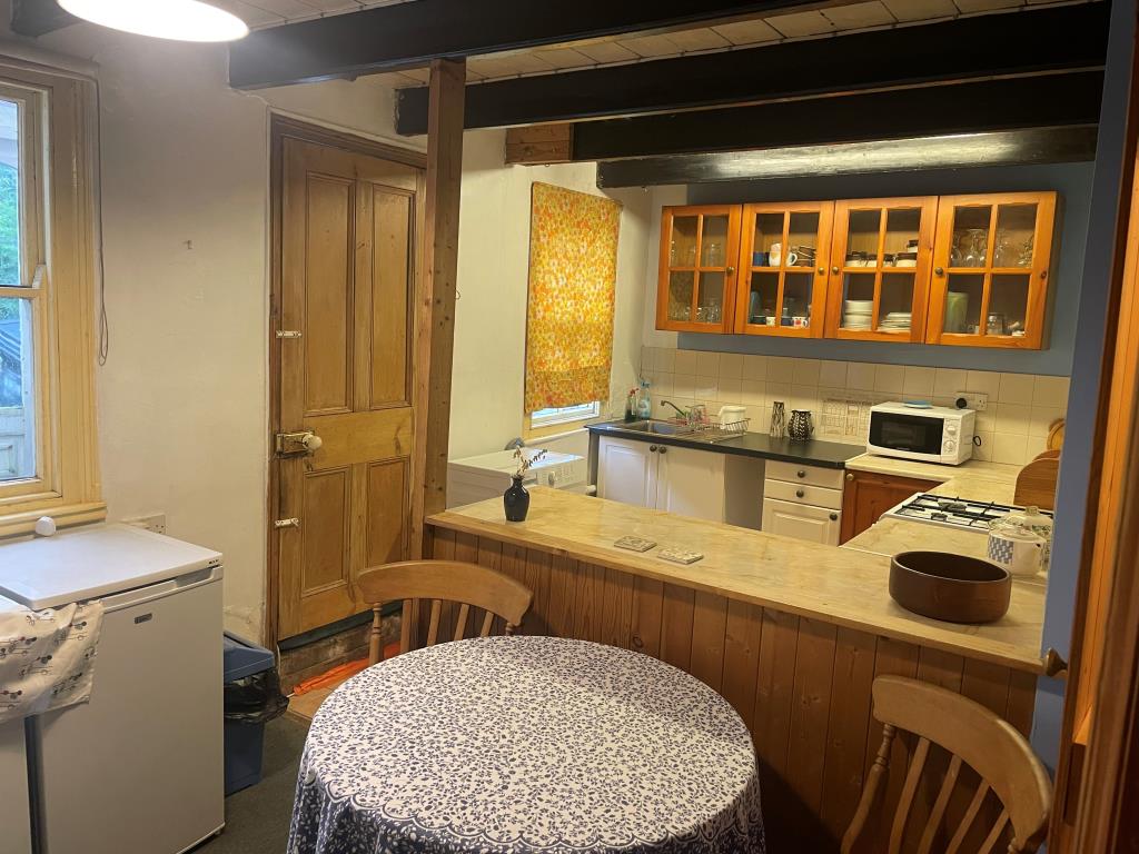 Lot: 19 - CHARACTER COTTAGE FOR IMPROVEMENT - Kitchen/breakfast room with fitted units